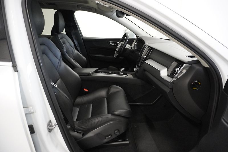 Volvo XC60  2,0 T8 TWIN ENGINE 4WD AUT. - fotka 32 z 33