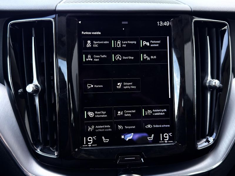 Volvo XC60 B4 AWD (nafta) // REZERVACE - fotka 30 z 47