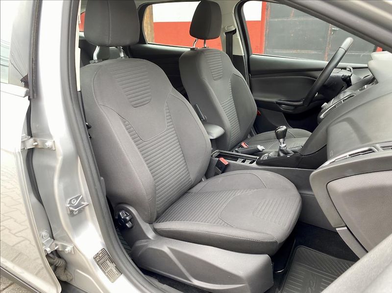 Ford Focus 1,5 TDCi NAVI VÝHŘEV - fotka 18 z 43