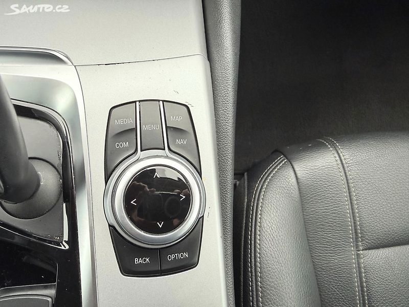 BMW Řada 5 520d XDRIVE 140kW - fotka 16 z 33