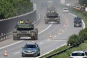 První armádní výcvik přesunu tanků Leopard 2A4 na dálnici D35.