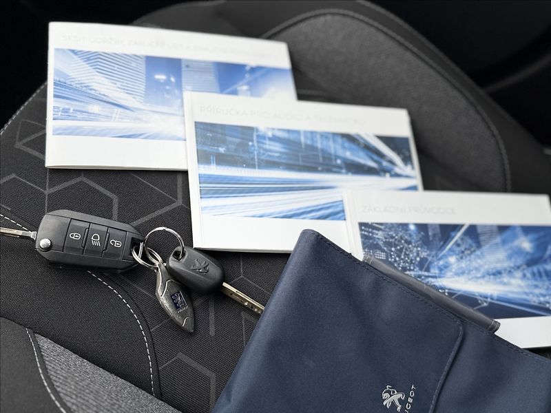 Peugeot 2008 1,2 81kW AUTOMAT,NAVI,NOVÉ ČR - fotka 20 z 32