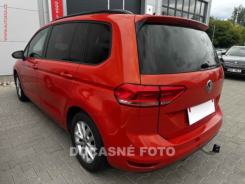 Volkswagen Touran (2016) 1.6TDi, AT, LED - fotka 2 z 3