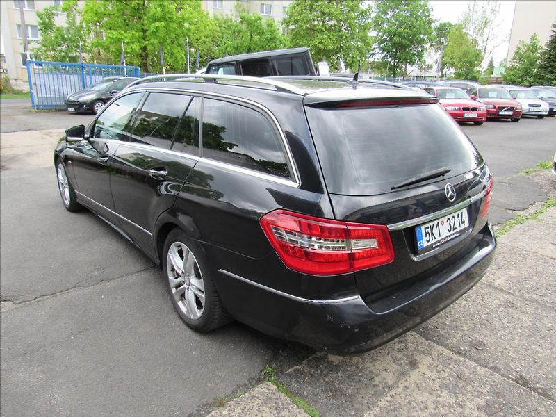 Mercedes-Benz Třídy E 2,1 E 220 CDI Avantgarde - fotka 4 z 32