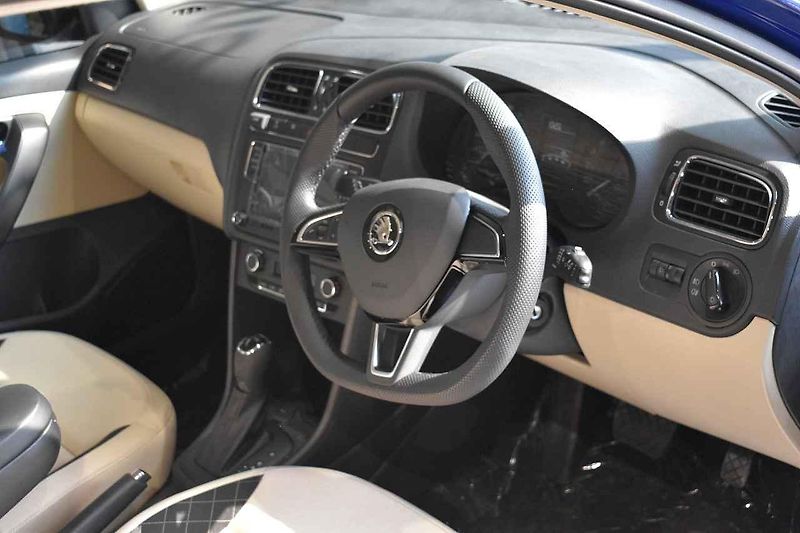 Speciální výzdoba indického autosalonu Škoda