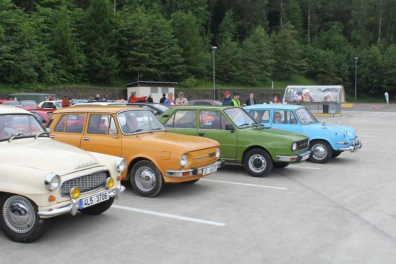 Na Centrální parkoviště P1 ve Skiareálu Ještěd se sjelo přes sedm desítek účastníků.