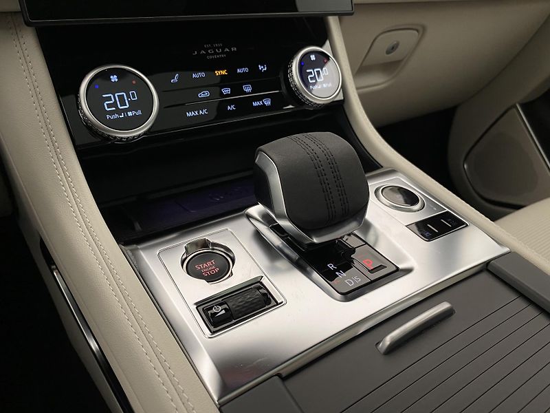 Jaguar F-Pace P250 SE R-DYNAMIC AWD AUT  - fotka 26 z 43