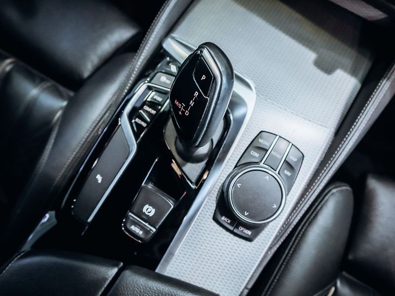 BMW Řada 5 530d xDrive M-paket 195 kW - fotka 27 z 28