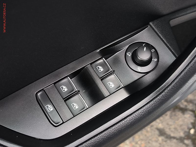Škoda Superb (2015) 2.0 TDi, Style, DSG, bixen - fotka 23 z 25