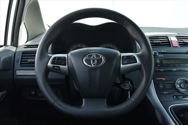 Toyota Auris 1.6 VVT-i 97kW ČR - fotka 14 z 19