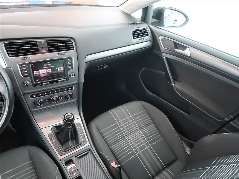 Volkswagen Golf (2015) Comfortline 2.0 TDI - fotka 8 z 21