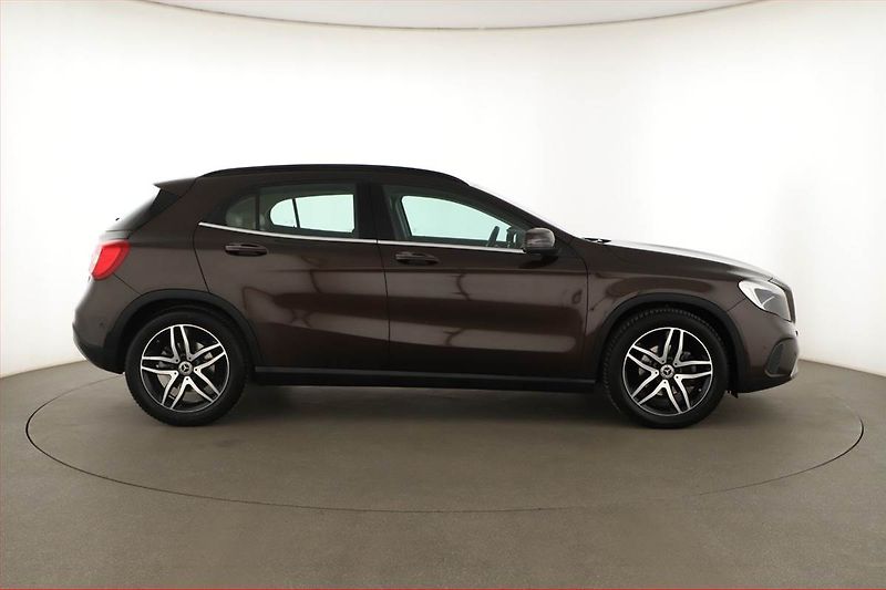 Mercedes-Benz GLA (2017) 200 d 4MATIC, 4X4 - fotka 6 z 21