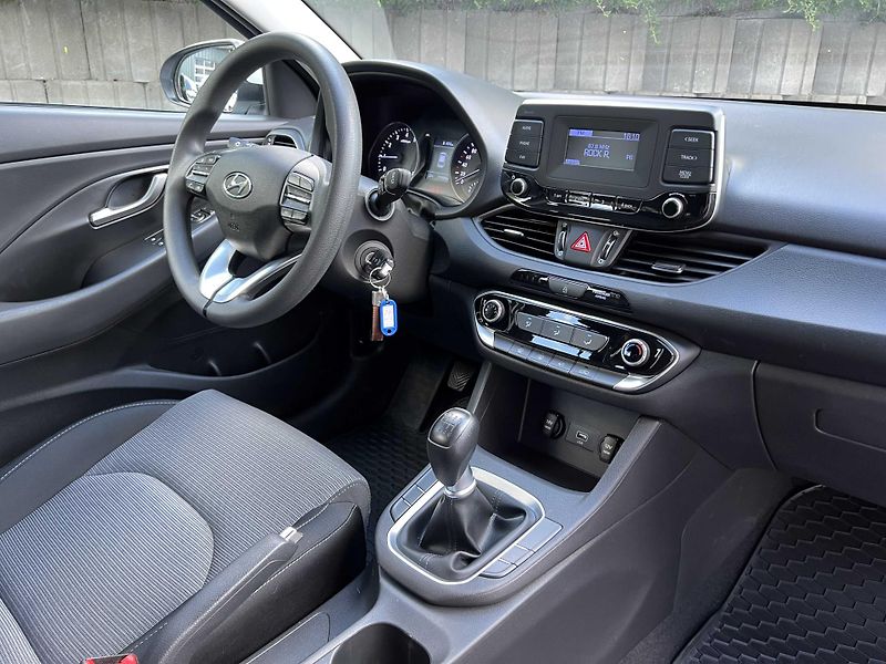 Hyundai i30 1.5 DPi 81 kW 1.MAJ SERVISKA - fotka 7 z 17
