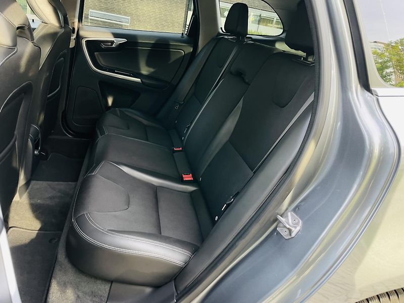 Volvo XC60 2.4D 5VÁLEC 1.MAJITEL SERVISKA - fotka 30 z 43