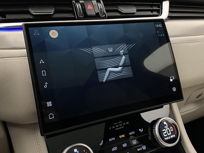 Jaguar F-Pace P250 SE R-DYNAMIC AWD AUT  - fotka 40 z 43