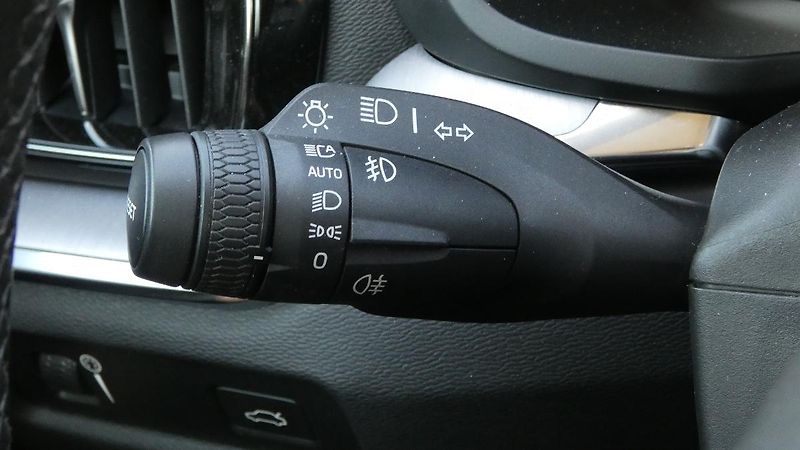 Volvo V60 B5 AWD Momentum Pro - fotka 10 z 23