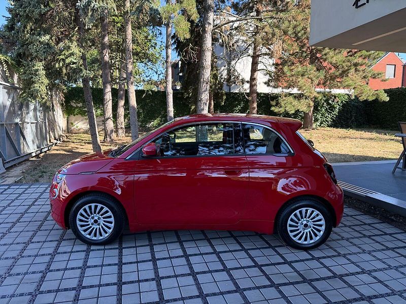 Fiat 500 (2023) RED 70kW Kamera - fotka 3 z 34