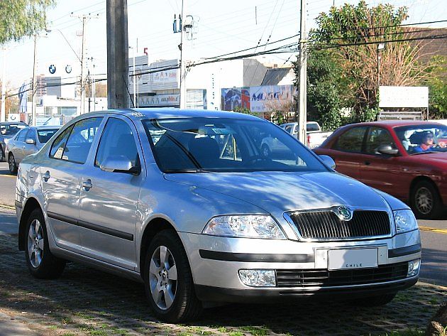 Při stoupání nebo zrychlování může diesel potřebovat nižší převod než při klidné jízdě po rovině., zdroj: order_242 / Wikimedia Commons, CC BY-SA 2.0.