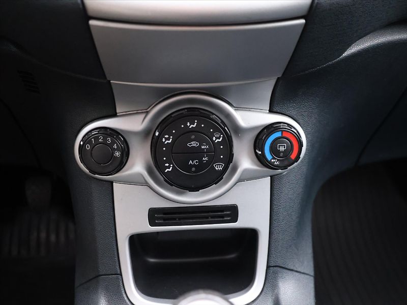 Ford Fiesta 1,2 i 44 kW CZ - fotka 18 z 26