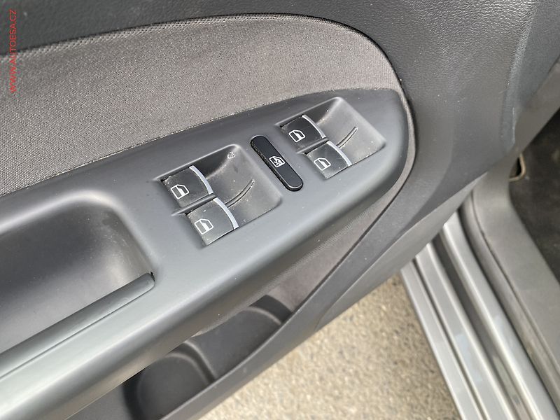 Volkswagen Touran (2011) 1.6 TDi, DSG, panor, navi - fotka 12 z 16