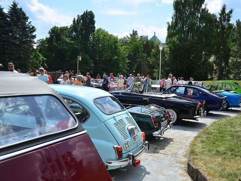 Přehlídka veteránů na Arnice v Mariánských Lázních. Sanitka Cadillac