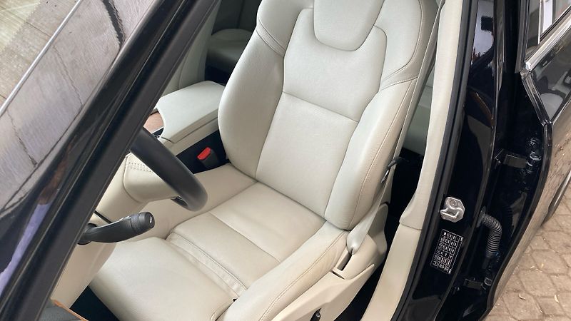 Volvo XC90 MOMENTUM PRO, B5 AWD, 184+10 k - fotka 6 z 30