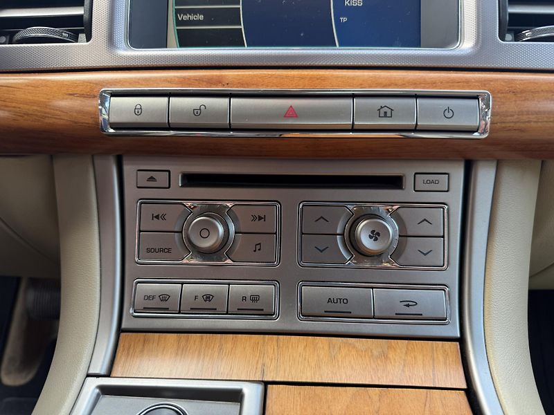 Jaguar XF 2.7D 152 kW - fotka 15 z 22