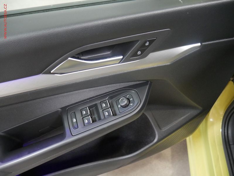 Volkswagen Golf (2020) 1.5TSi, LED, navi - fotka 10 z 15