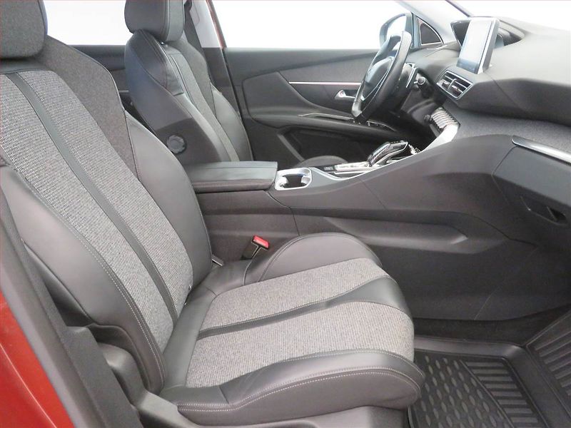 Peugeot 3008 (2018) Allure Pack 1.2 PureTech - fotka 9 z 16