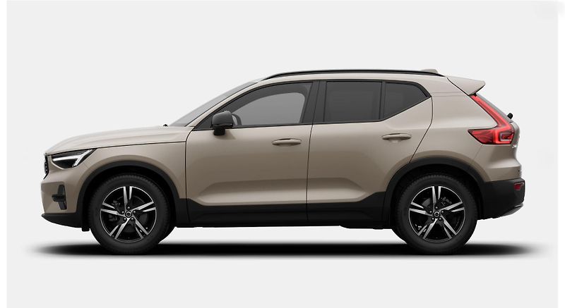 Volvo XC40 (2026) B3 DARK PLUS AUT - fotka 2 z 12