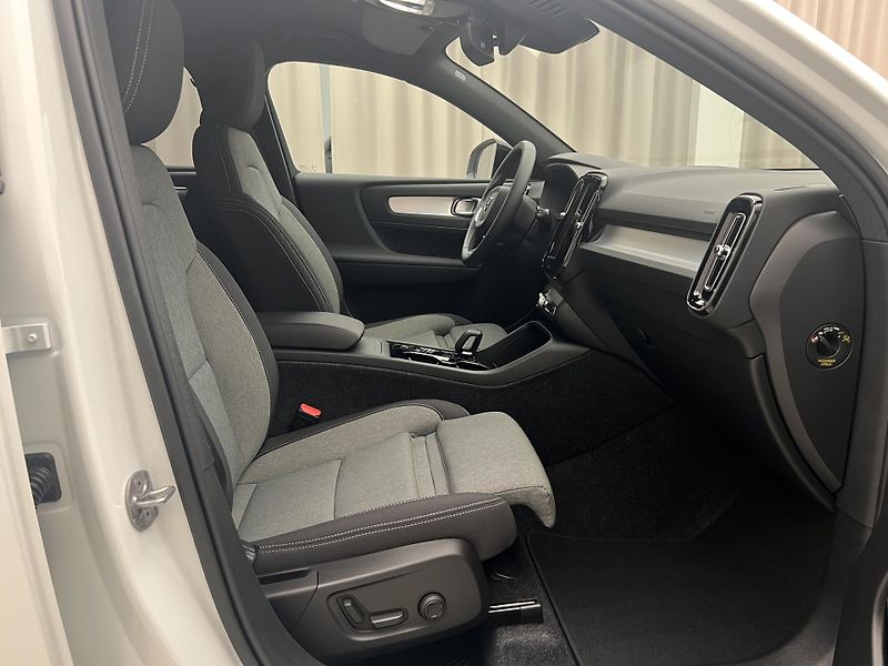 Volvo XC40 (2026) B4 PLUS BLACK EDITION AUT - fotka 23 z 37