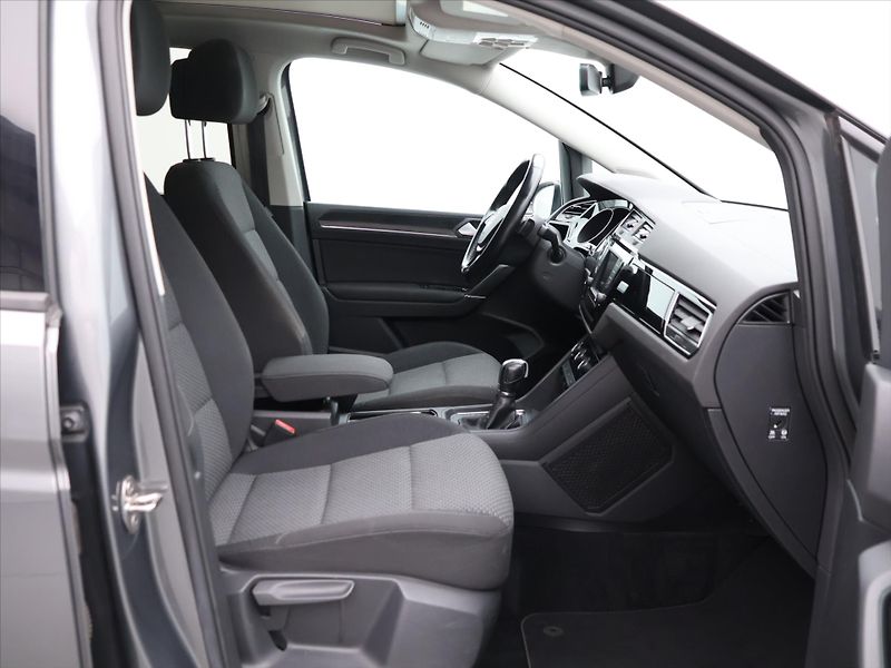 Volkswagen Touran 1,6 TDI DSG Panorama LED 1.Maj - fotka 12 z 31