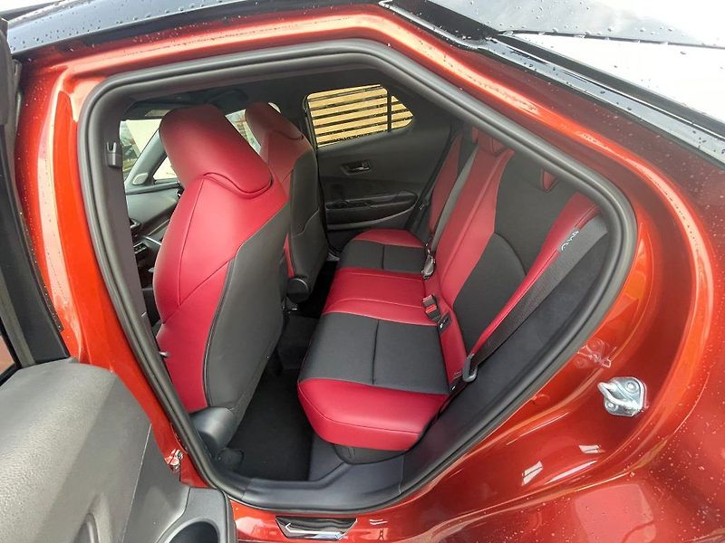 Toyota C-HR 2.0 Hybrid automat Tokio Editi - fotka 29 z 33