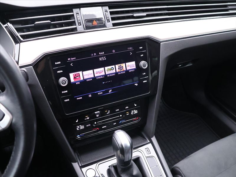 Volkswagen Passat 2,0 TSI 206kW CZ 4x4 DSG DPH - fotka 20 z 32
