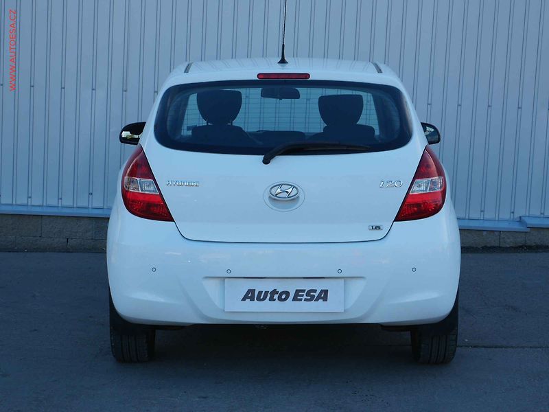 Hyundai i20 (2010) 1.6 i, 2.maj,ČR, STK9/28 - fotka 5 z 17