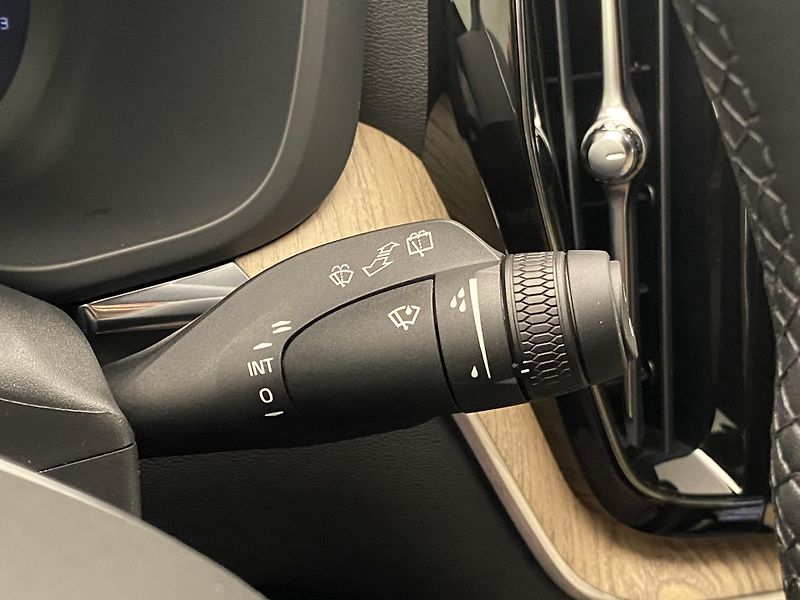 Volvo XC60 B5 AWD DARK PLUS AUT CZ - fotka 23 z 51