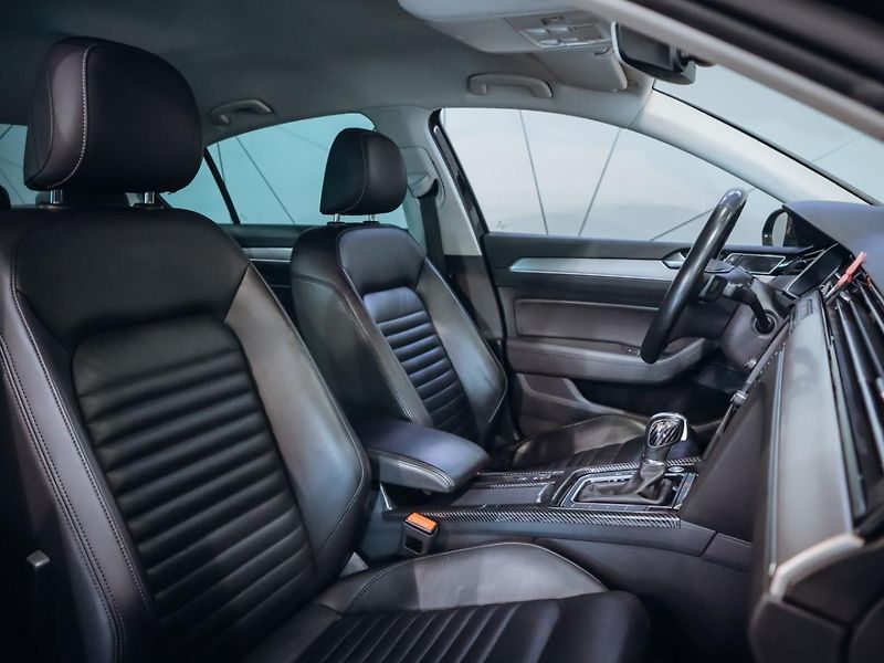 Volkswagen Passat 2.0TDI Highline 4M 176kW - fotka 25 z 29