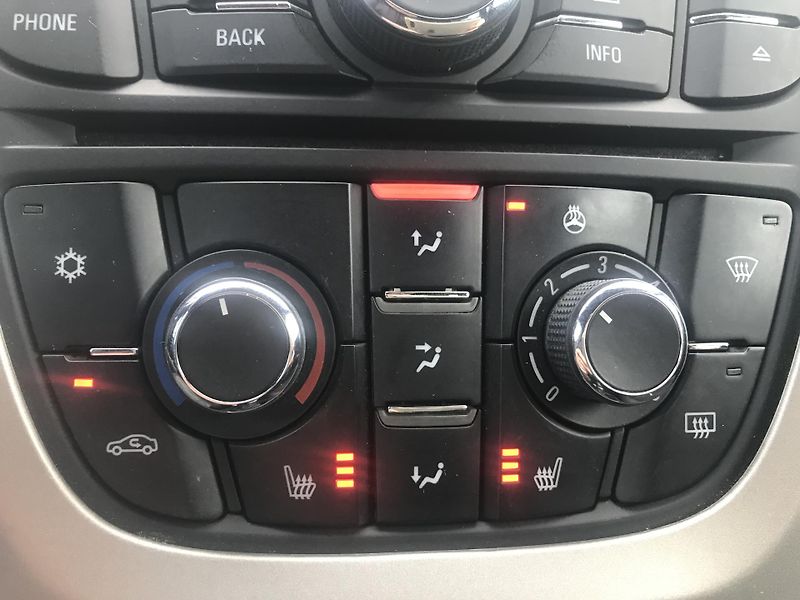 Opel Astra 1.4i 74 KW,KLIMA ,TEMPOMAT.... - fotka 16 z 17