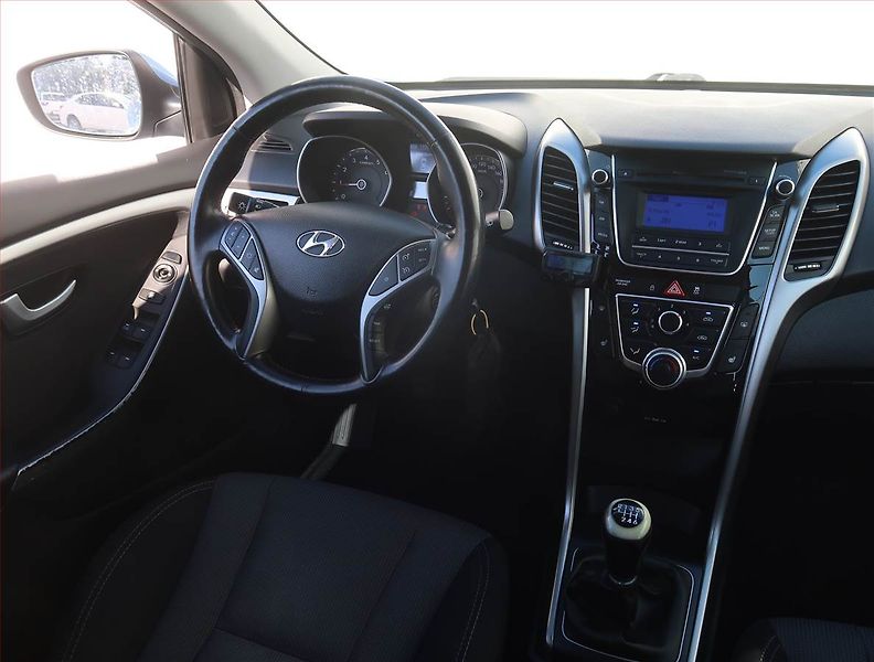 Hyundai i30 (2013) Trikolor 1.6 GDI, Serv.kniha - fotka 7 z 18