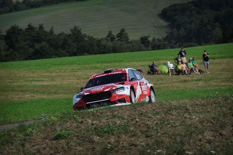 V rámci přípravy na víkendový 53. ročník Barum Czech Rally Zlín absolvovala třicítka pilotů úterní test na trati Ludkovice - Biskupice.