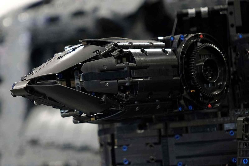 Instalace modelu stavebnice Peugeot Le Mans za účasti designera společnosti Lego.