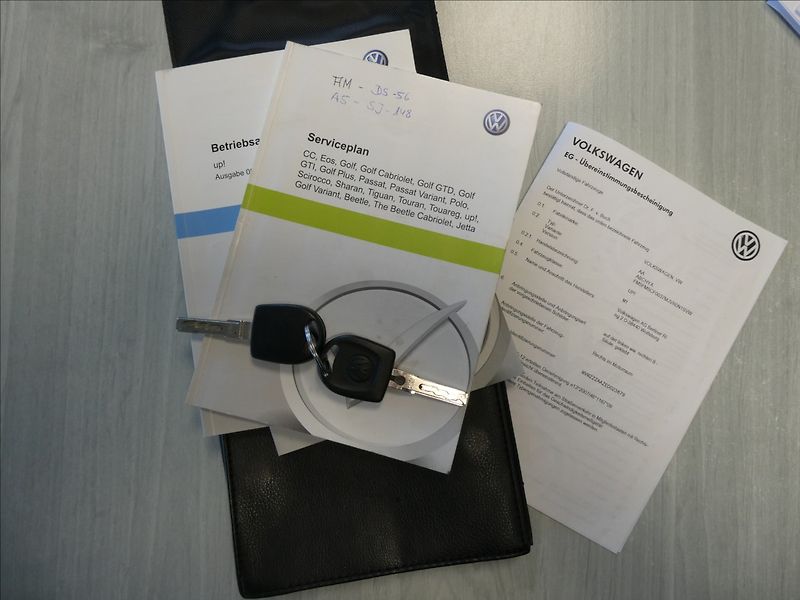Volkswagen up! 1,0 MPi klima,serviska,2.maj. - fotka 35 z 45