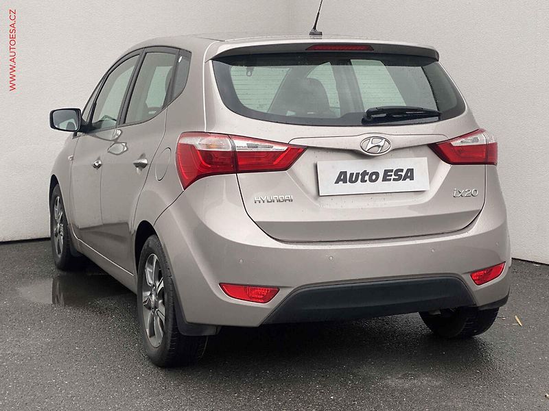 Hyundai ix20 (2016) 1.6 GDi, ČR, AT, park.čidla - fotka 6 z 18