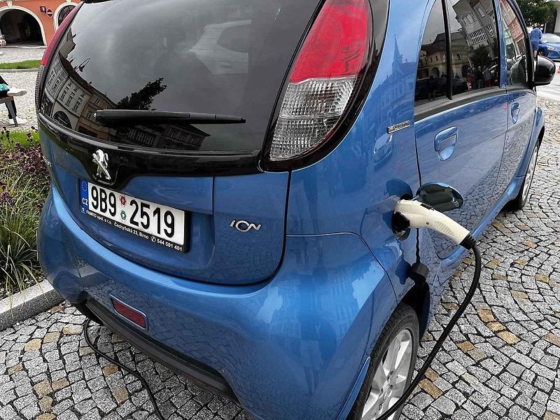 Sraz elektromobilů na náměstí ve Valašském Meziříčí, 5. srpna 2023.