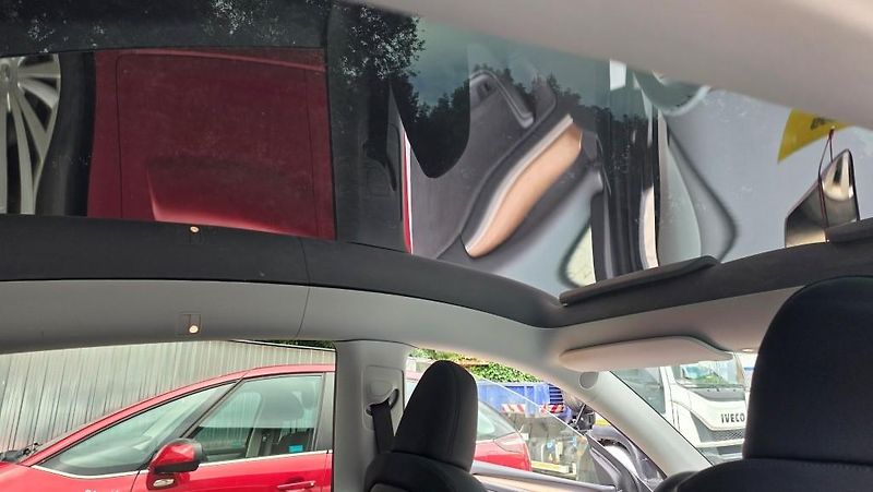 Tesla Model Y (2023) Long Range AWD DE SoH 91,2% - fotka 16 z 40