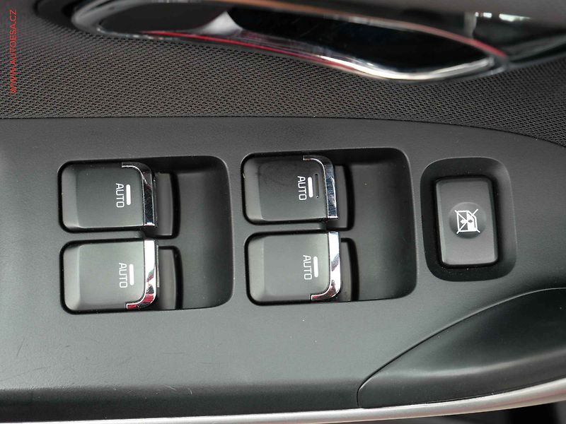 Kia Ceed (2017) 1.6 GDi, 2.maj,ČR, AC, park - fotka 11 z 17