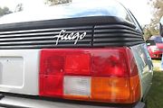 Detailní pohled na pravou stranu zádě Renaultu Fuego GTX z roku 1984.