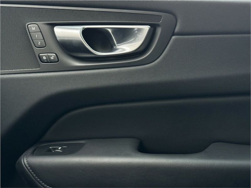 Volvo XC60 PLUS DARK B4 AWD 145kW - fotka 28 z 33