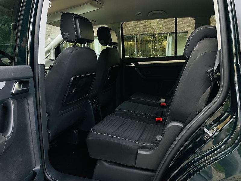 Volkswagen Touran 2.0TD MANUÁL 7MÍST SERVISKA - fotka 30 z 43