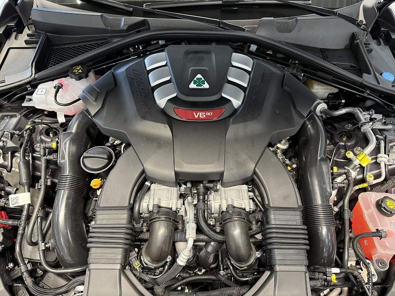 Alfa Romeo Giulia (2025) Quadrifoglio 2.9 V6 BiTurbo 52 - fotka 23 z 24